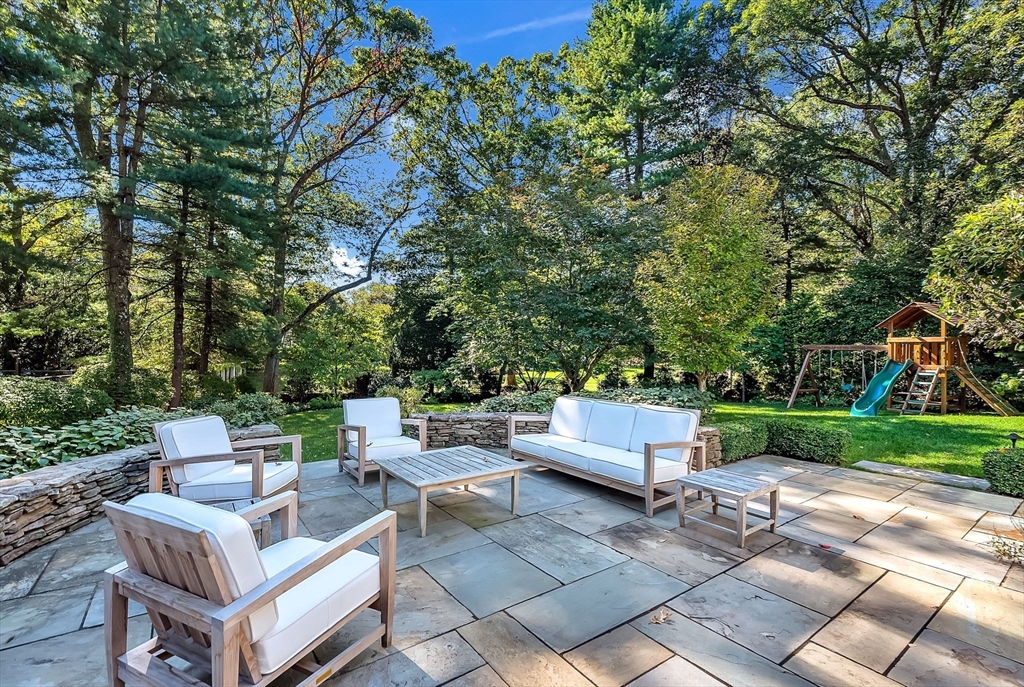 Wellesley, Massachusetts 02482, United States, 4 Bedrooms Bedrooms, ,4 BathroomsBathrooms,Residential,Active,228312