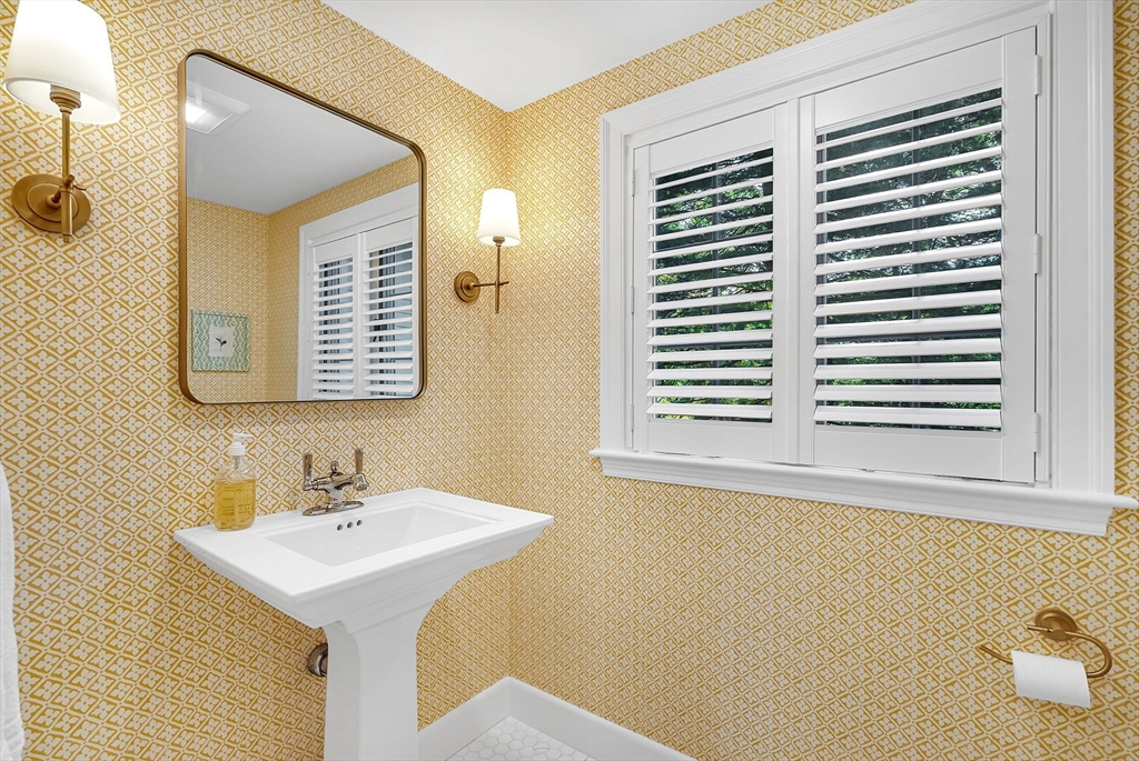 Wellesley, Massachusetts 02482, United States, 4 Bedrooms Bedrooms, ,4 BathroomsBathrooms,Residential,Active,228312