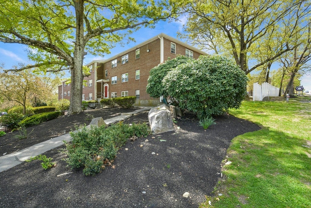 Photo of 261 Boston Post Rd E Rd, Marlborough, MA