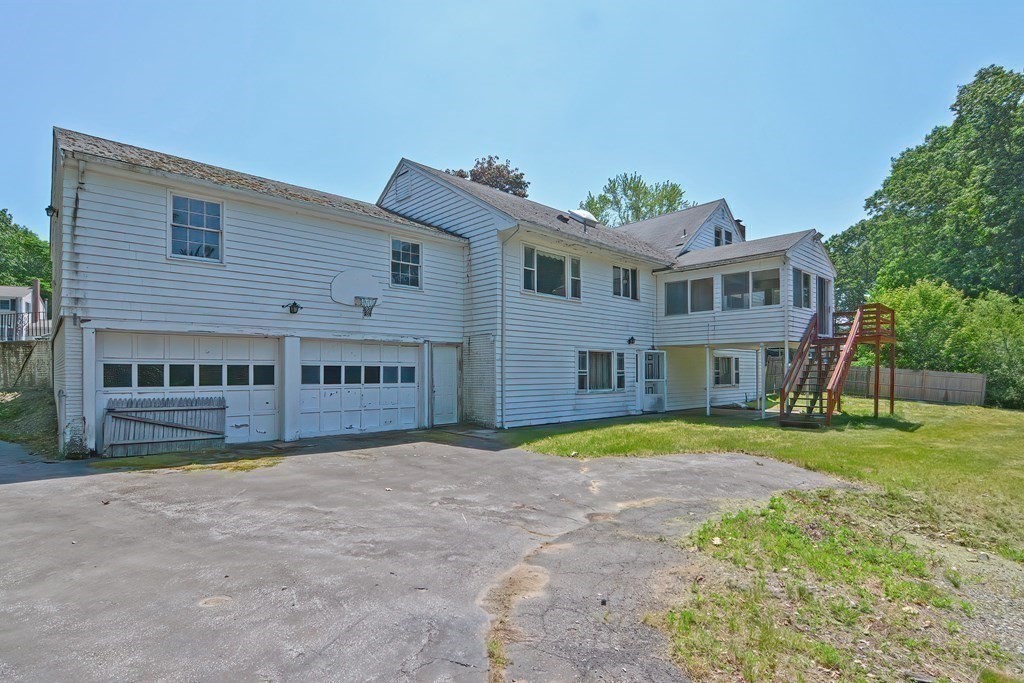 Photo 3 of 12 of 28 Pauline Drive house