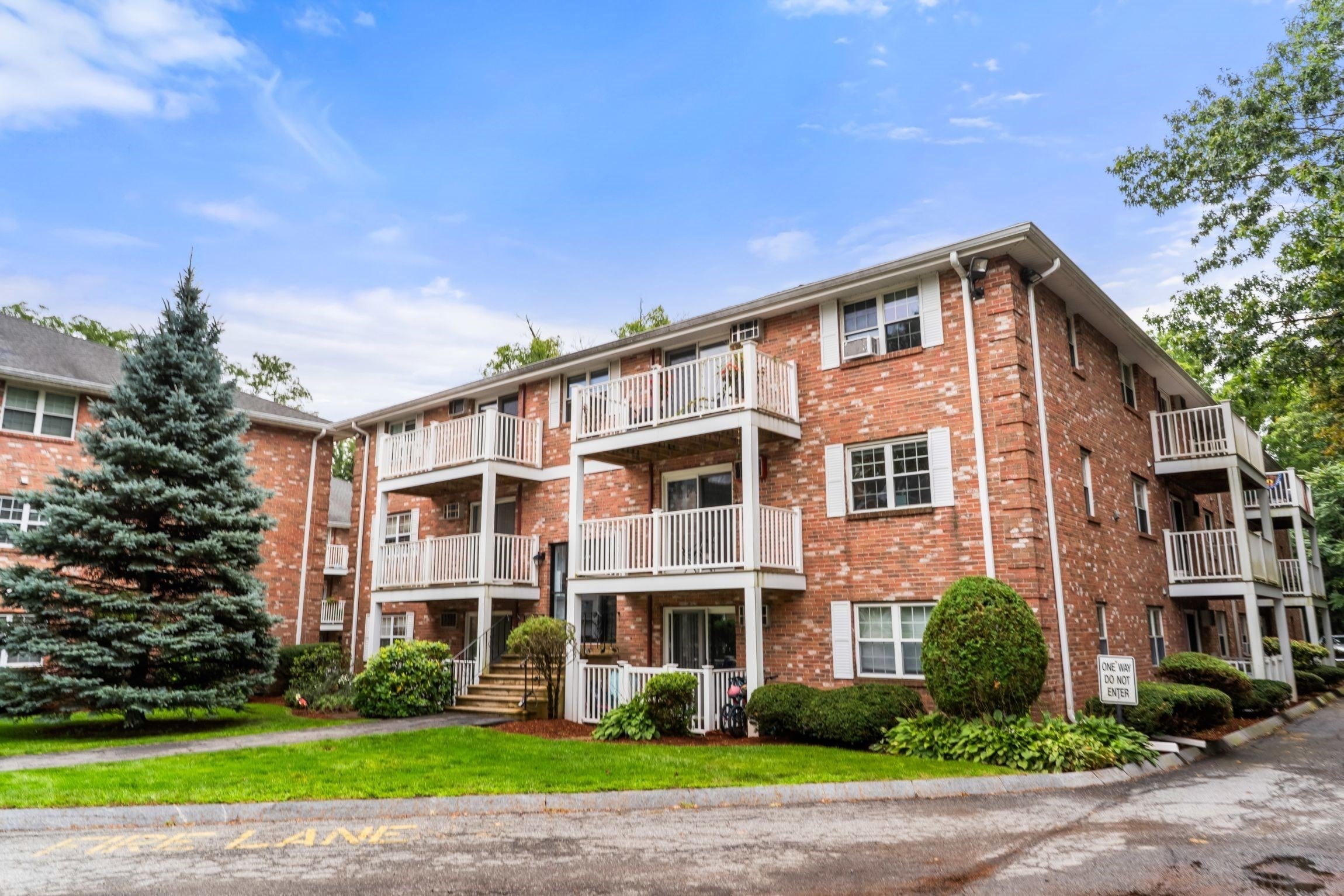 Photo of 10 Karen Cir, Billerica, MA