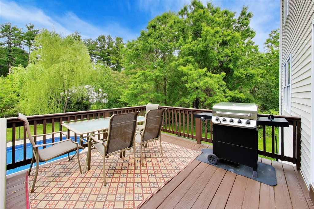 24 Meadow Ln