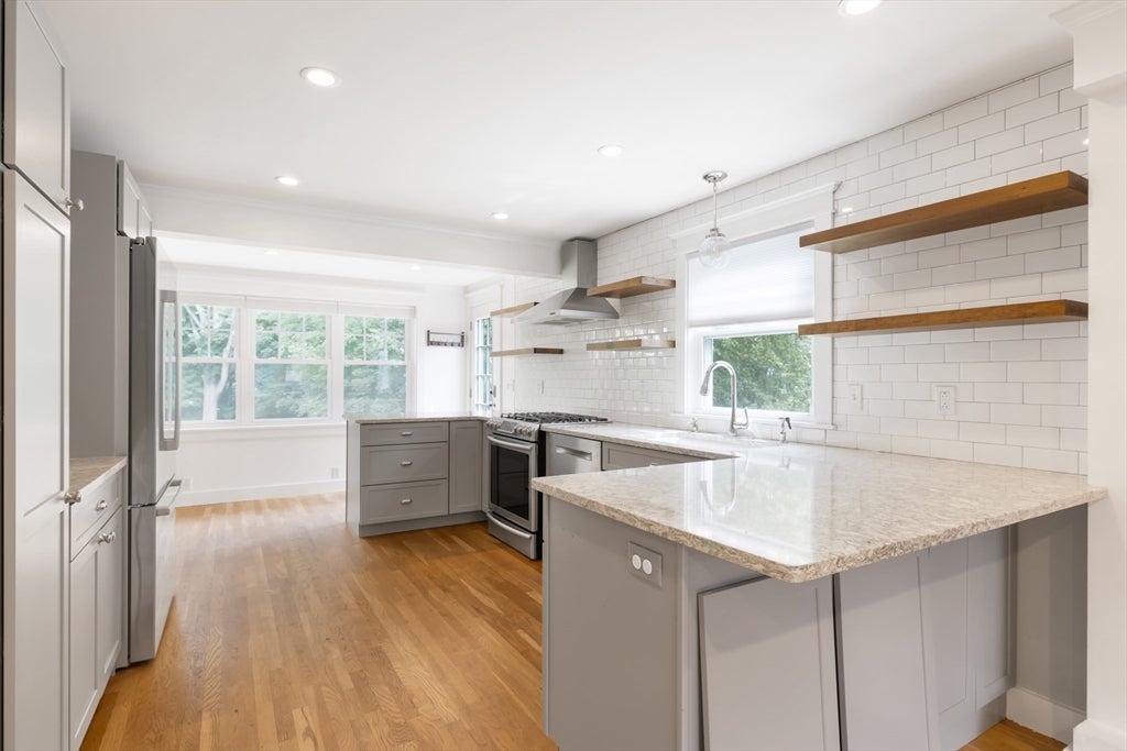 31 Oak St, Wellesley, MA Photo #4