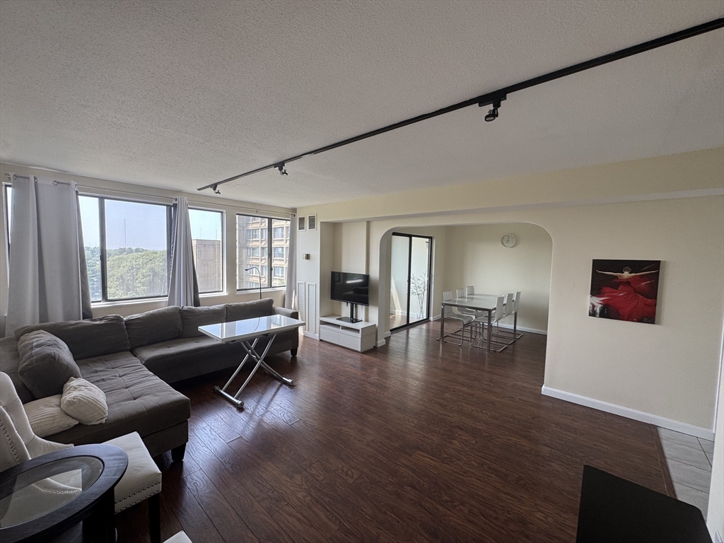 Newton, Massachusetts 02467, United States, 1 Bedroom Bedrooms, ,2 BathroomsBathrooms,Residential,Active,178134