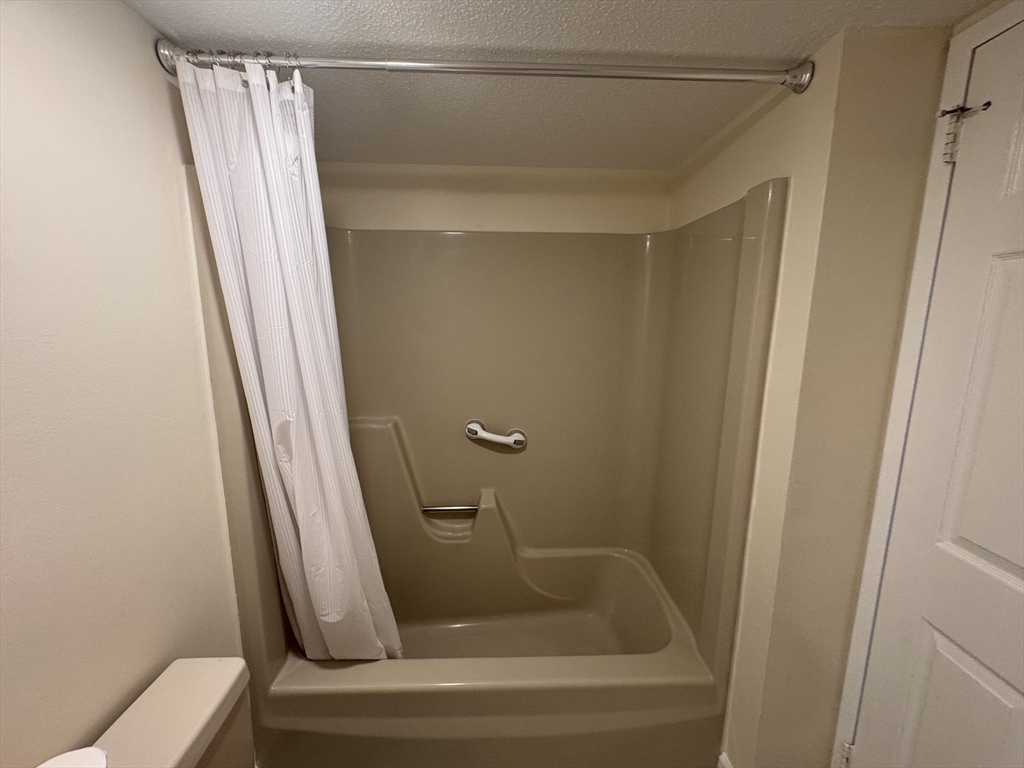 Newton, Massachusetts 02467, United States, 1 Bedroom Bedrooms, ,2 BathroomsBathrooms,Residential,Active,178134