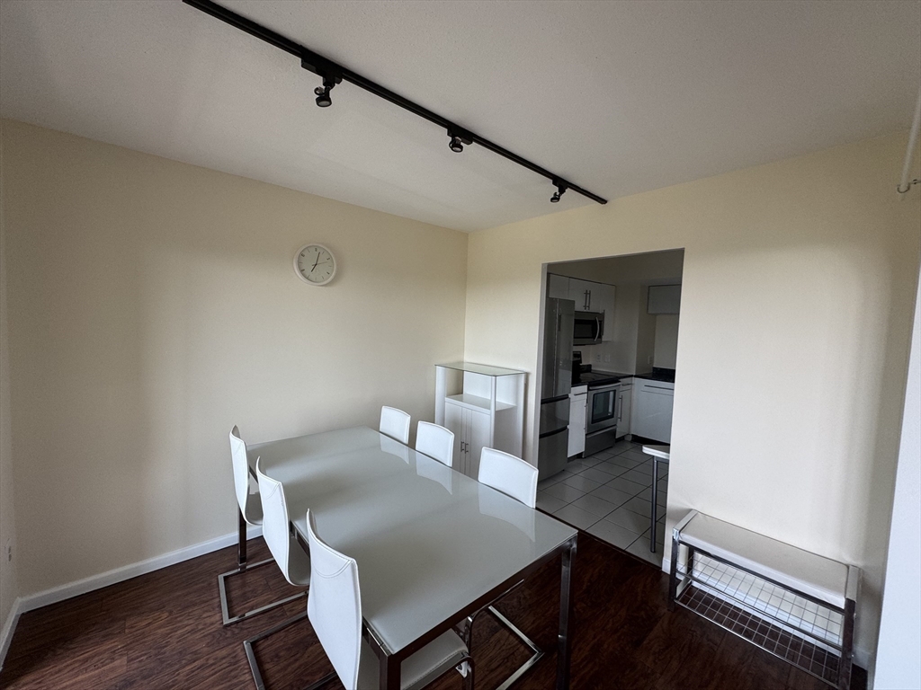 Newton, Massachusetts 02467, United States, 1 Bedroom Bedrooms, ,2 BathroomsBathrooms,Residential,Active,178134