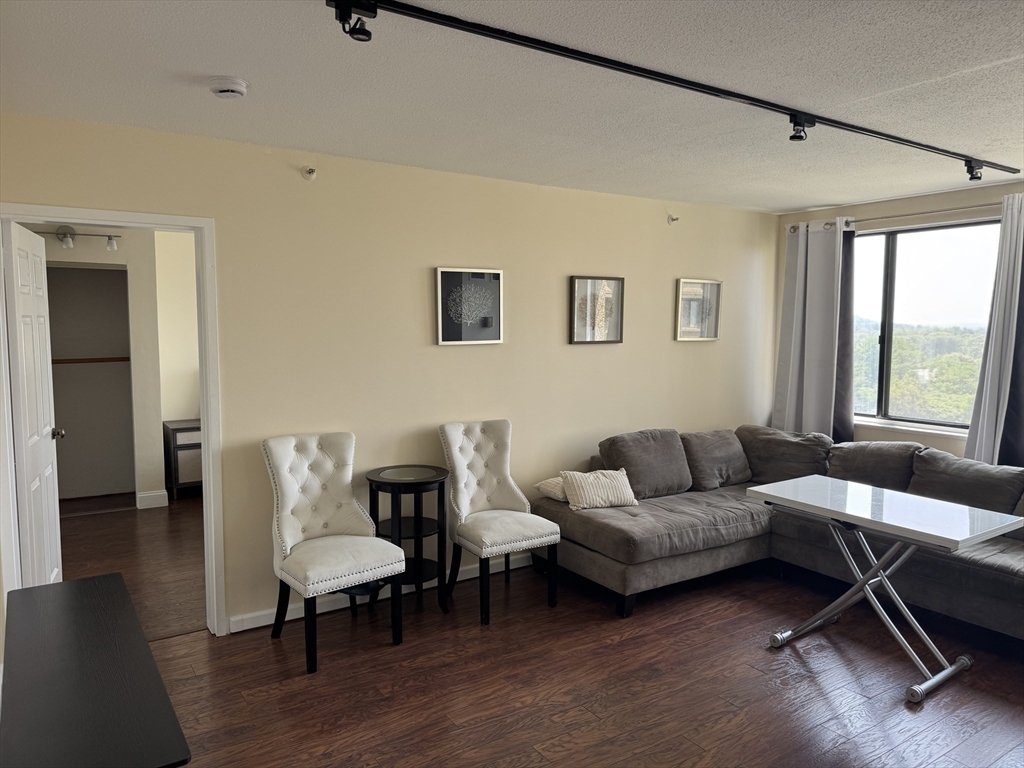 Newton, Massachusetts 02467, United States, 1 Bedroom Bedrooms, ,2 BathroomsBathrooms,Residential,Active,178134