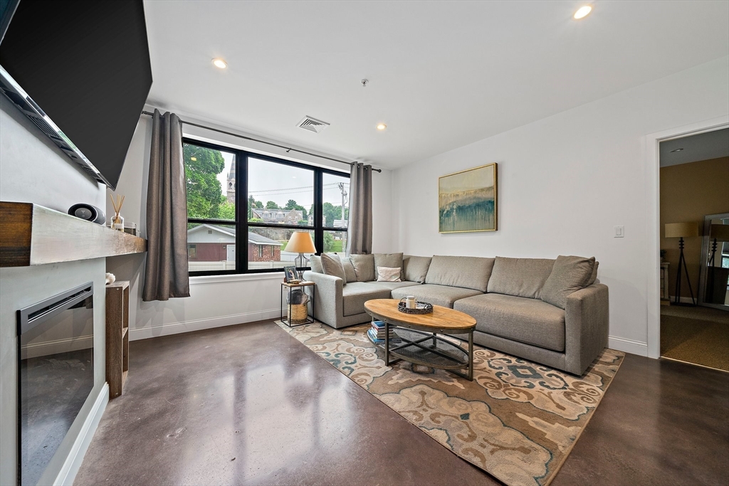 1 Brook Rd 207