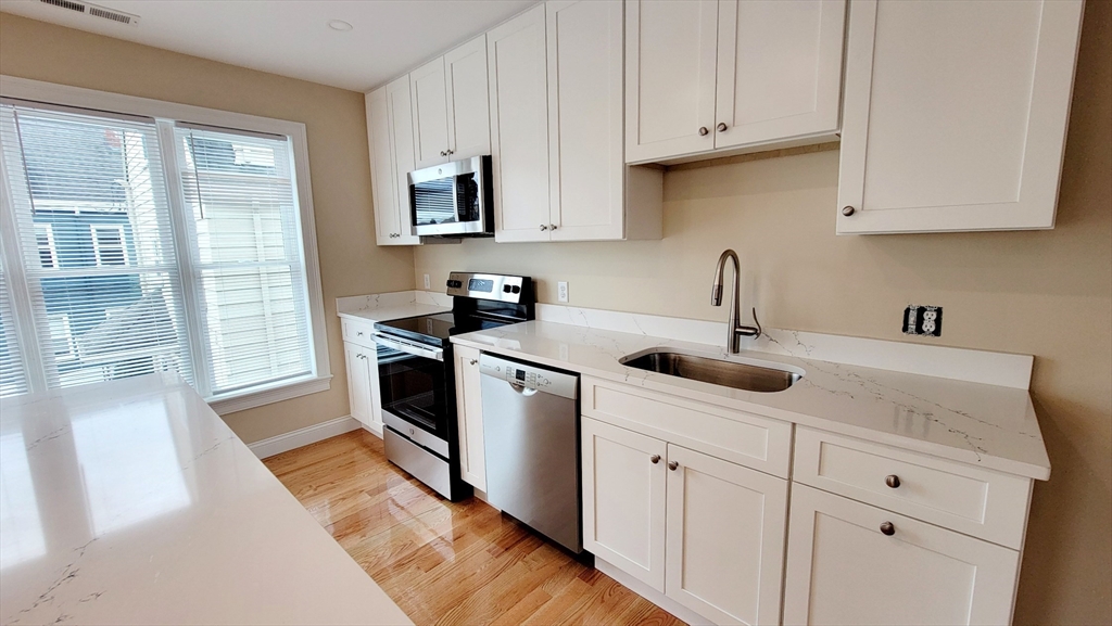 Click for 62 Waverly ST #2, Boston, MA slideshow