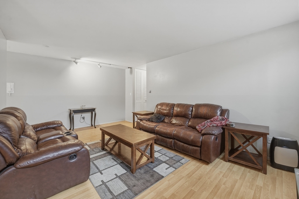 204 Regency Park Dr 204