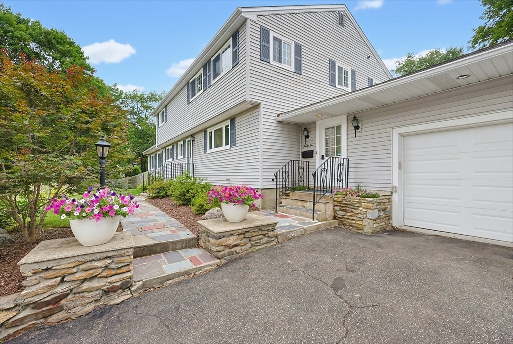 32 Falcon St
