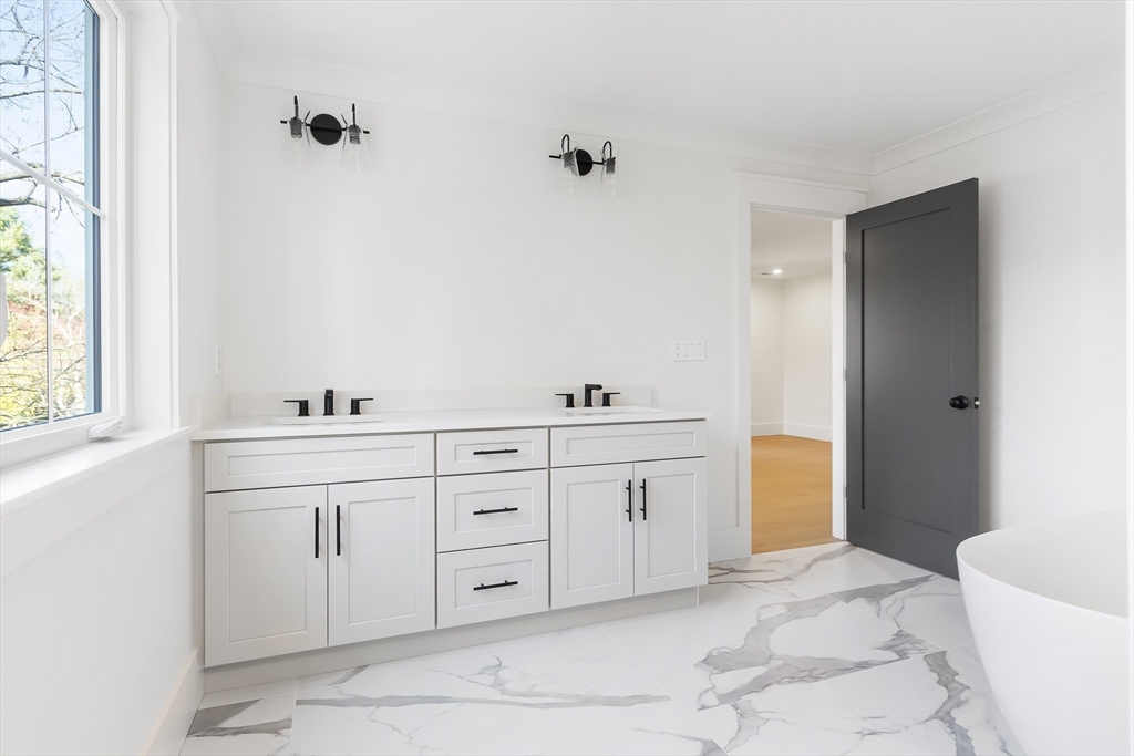 Natick, Massachusetts 01760, United States, 6 Bedrooms Bedrooms, ,5 BathroomsBathrooms,Residential,Active,148505