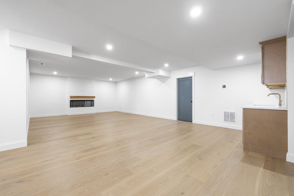 Natick, Massachusetts 01760, United States, 6 Bedrooms Bedrooms, ,5 BathroomsBathrooms,Residential,Active,148505