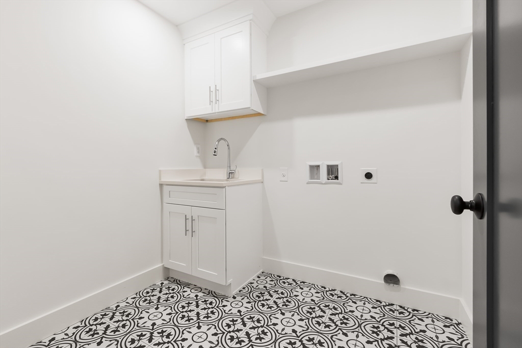 Natick, Massachusetts 01760, United States, 6 Bedrooms Bedrooms, ,5 BathroomsBathrooms,Residential,Active,148505