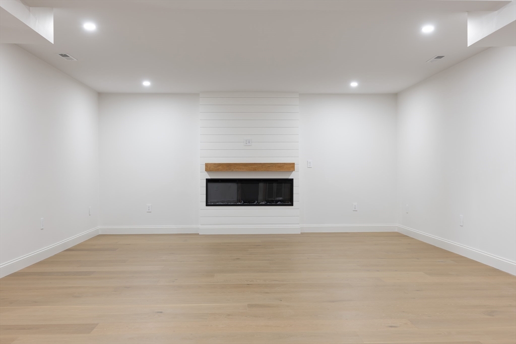 Natick, Massachusetts 01760, United States, 6 Bedrooms Bedrooms, ,5 BathroomsBathrooms,Residential,Active,148505