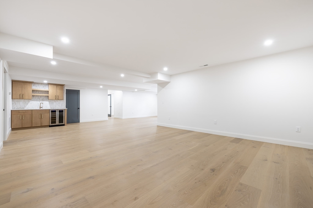 Natick, Massachusetts 01760, United States, 6 Bedrooms Bedrooms, ,5 BathroomsBathrooms,Residential,Active,148505