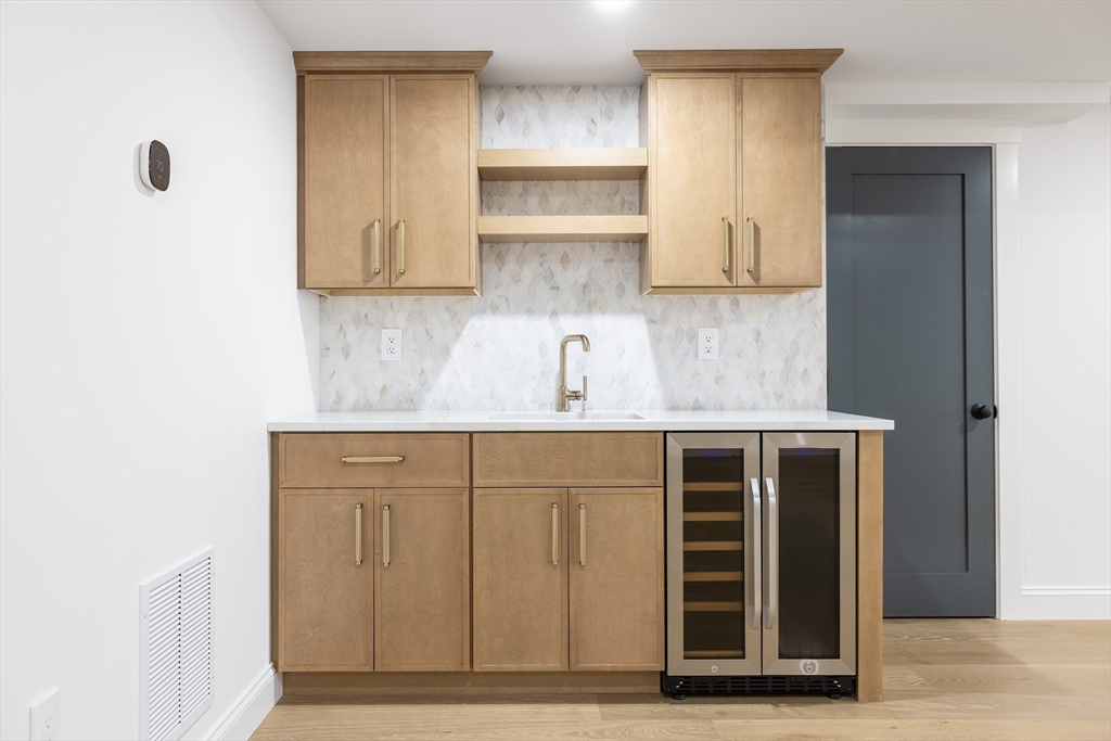 Natick, Massachusetts 01760, United States, 6 Bedrooms Bedrooms, ,5 BathroomsBathrooms,Residential,Active,148505