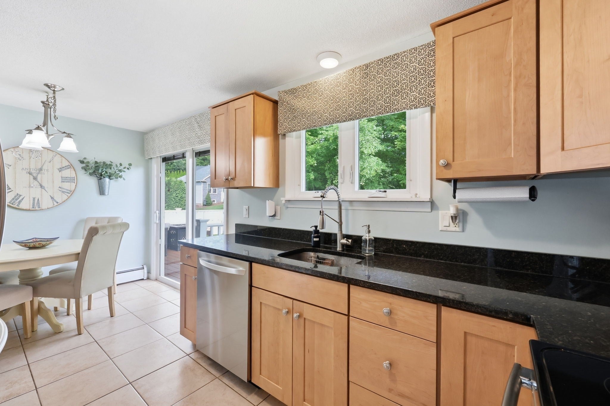 393 Cherry St, Holyoke, MA Photo #10