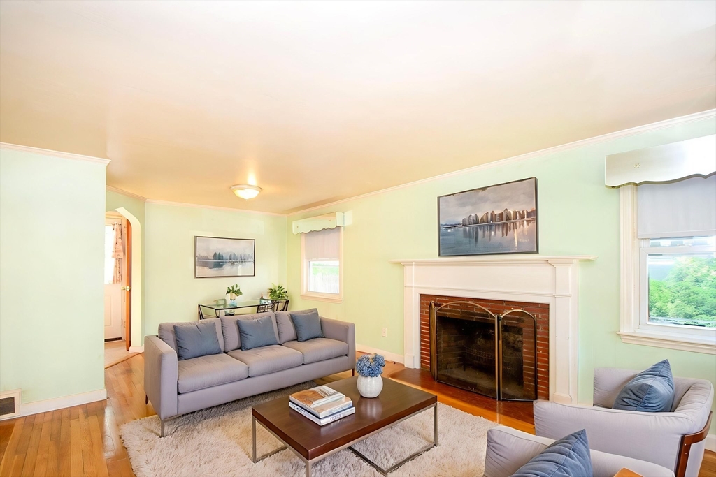 81 Livoli Ave
