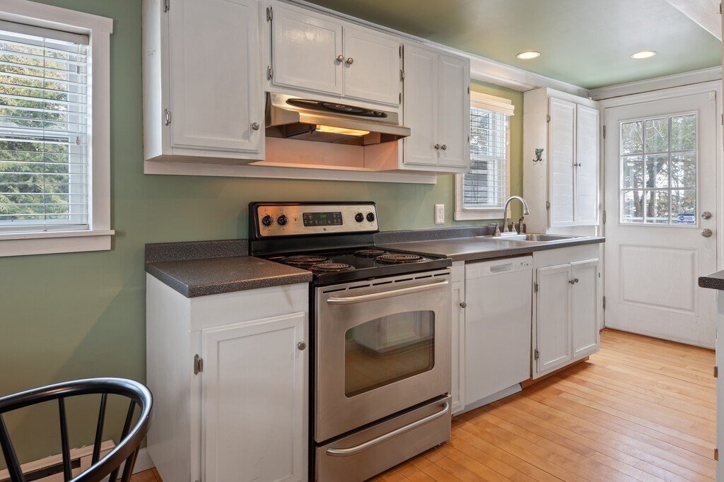 Hopkinton, Massachusetts 01748, United States, 2 Bedrooms Bedrooms, ,1 BathroomBathrooms,Residential,Pending,78777