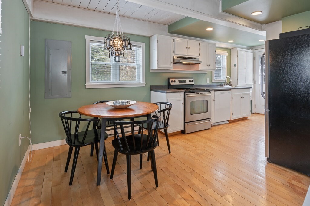 Hopkinton, Massachusetts 01748, United States, 2 Bedrooms Bedrooms, ,1 BathroomBathrooms,Residential,Pending,78777