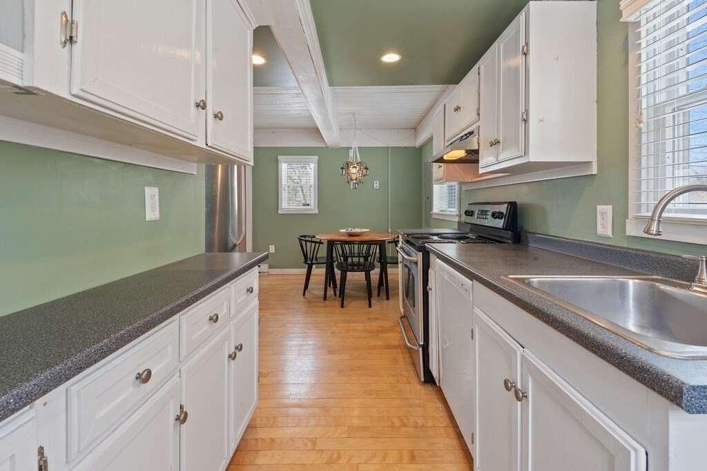 Hopkinton, Massachusetts 01748, United States, 2 Bedrooms Bedrooms, ,1 BathroomBathrooms,Residential,Pending,78777