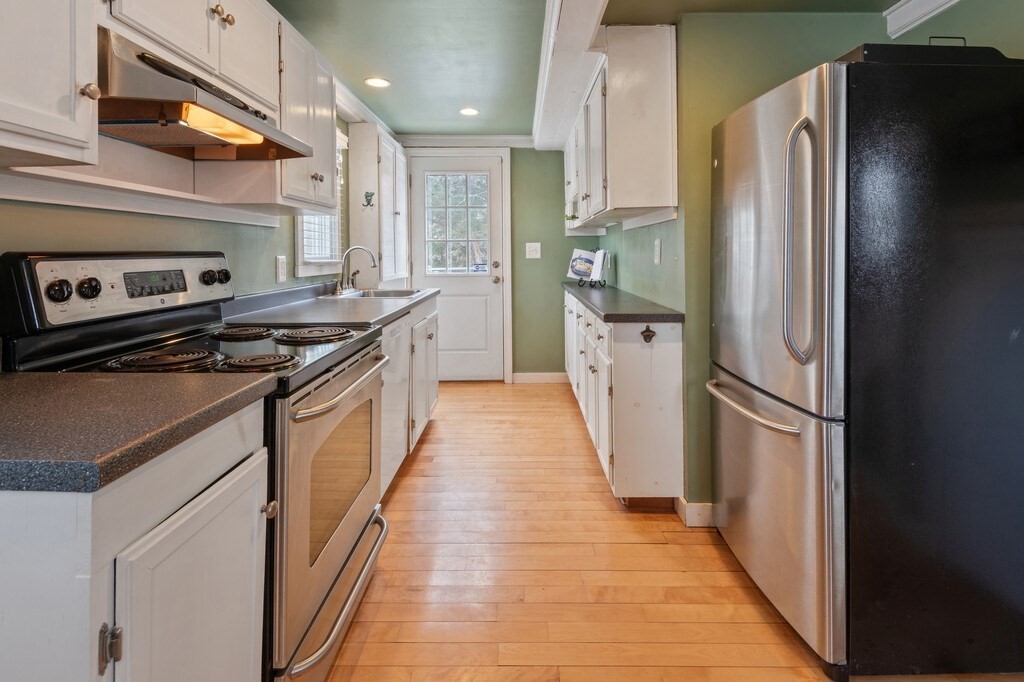 Hopkinton, Massachusetts 01748, United States, 2 Bedrooms Bedrooms, ,1 BathroomBathrooms,Residential,Pending,78777