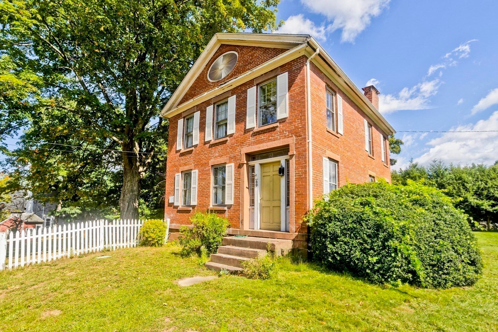 Photo of 40 Somers Rd, East Longmeadow, MA