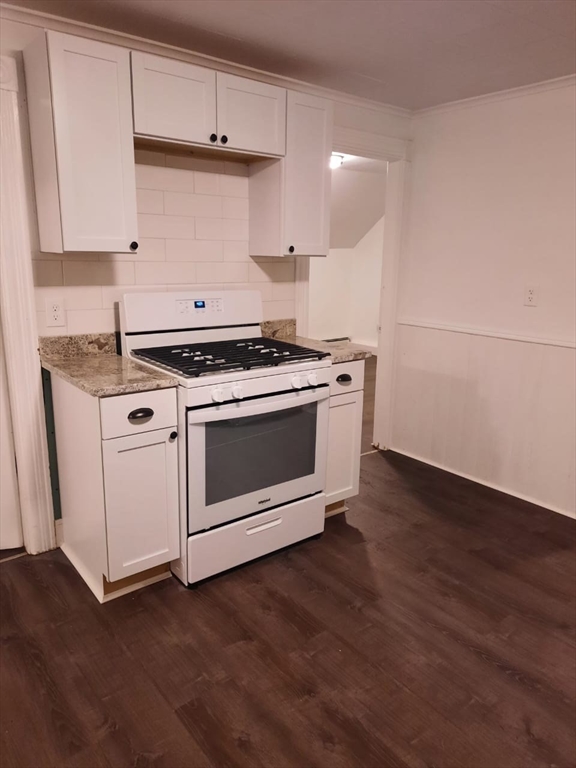 27 Dresser St