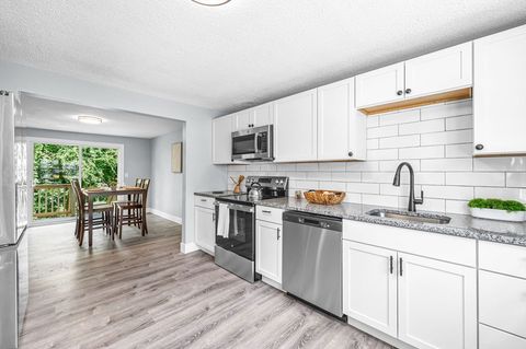 57 Warebrook Vlg Ware MA 01082