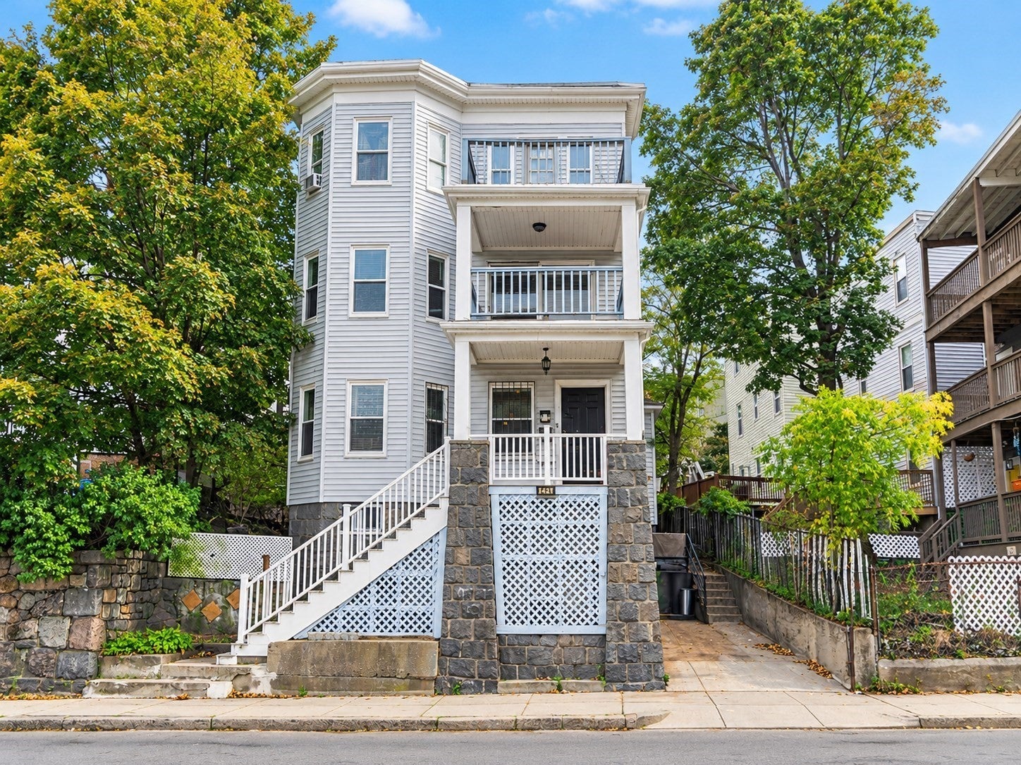 Click for 421 Quincy St #2, Boston, MA slideshow