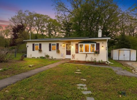 Photo of 4 Bunker Hill Rd, Leicester, MA 01524 (MLS # 73521374)