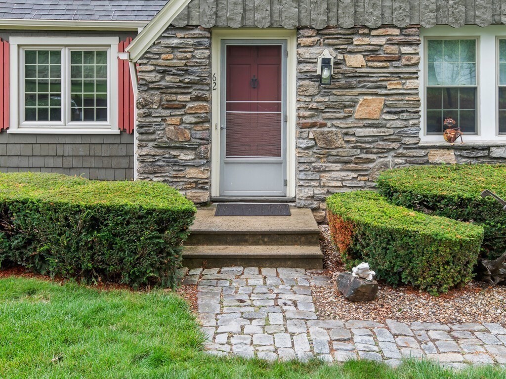 62 Circuit Ave North