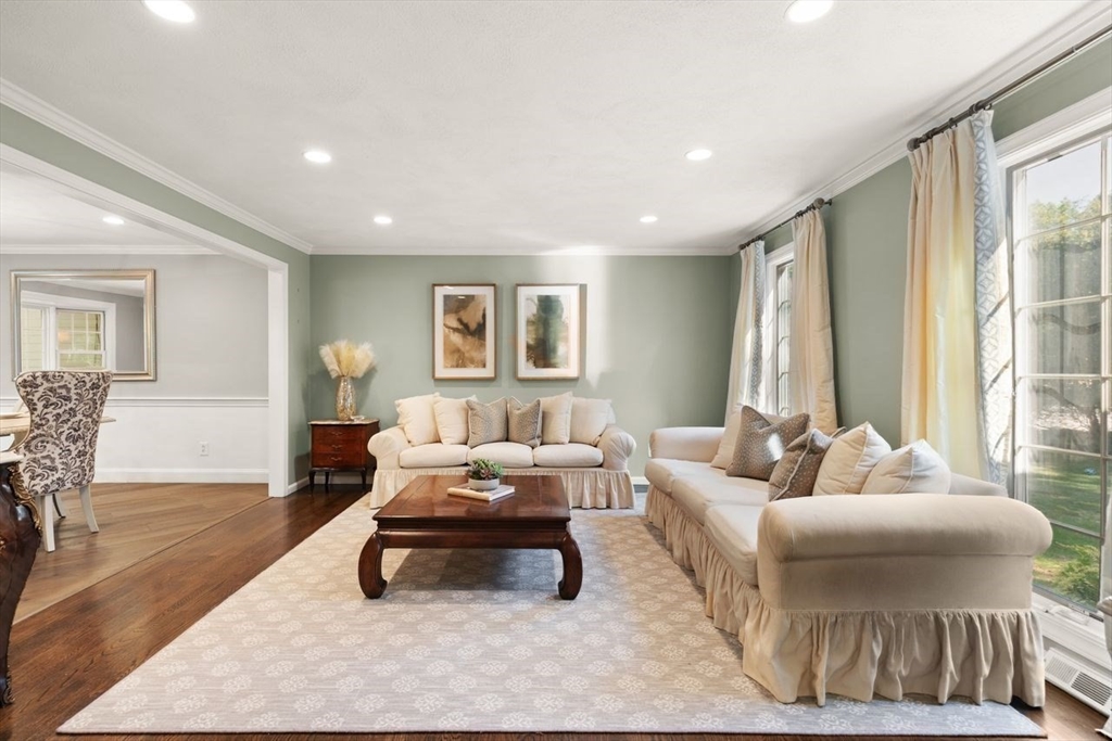 24 Queens Cir