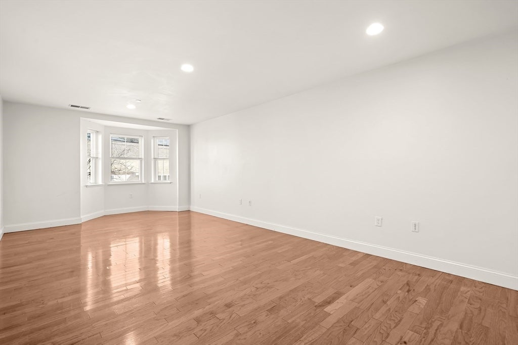 120 Wyllis Ave 103