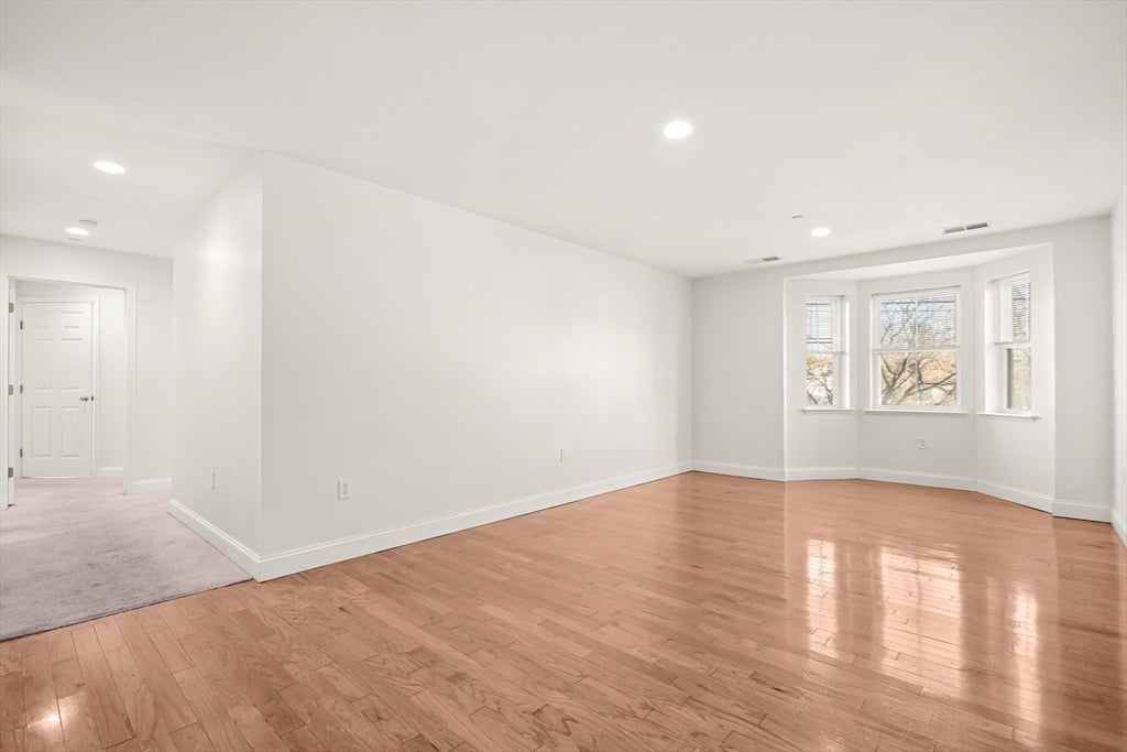 120 Wyllis Ave 103