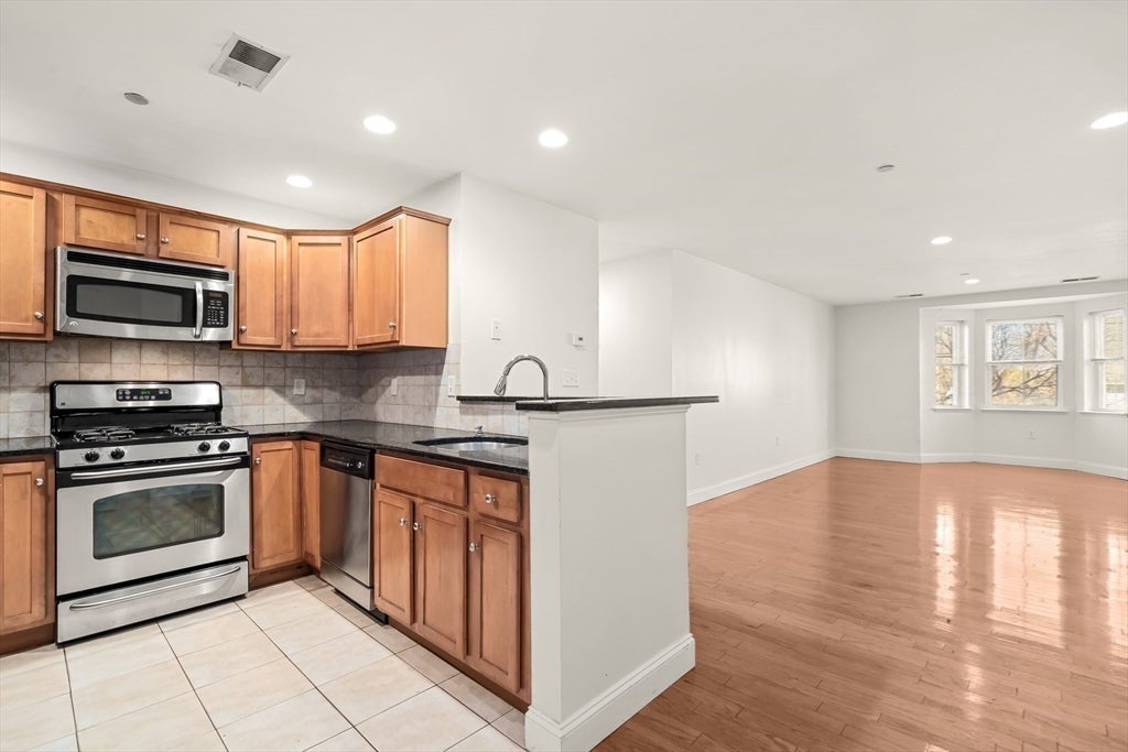 120 Wyllis Ave 103