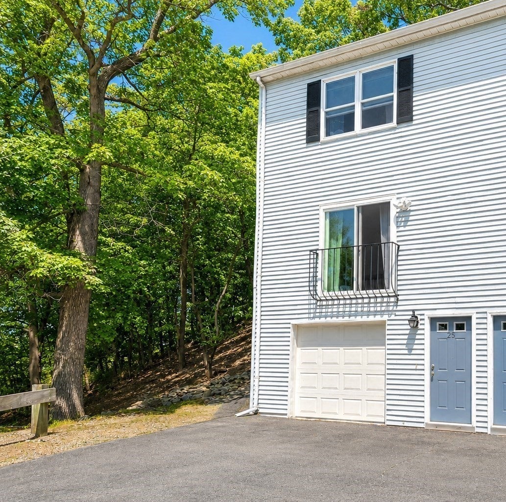 25 Gediminas St 25, Worcester MA 01610