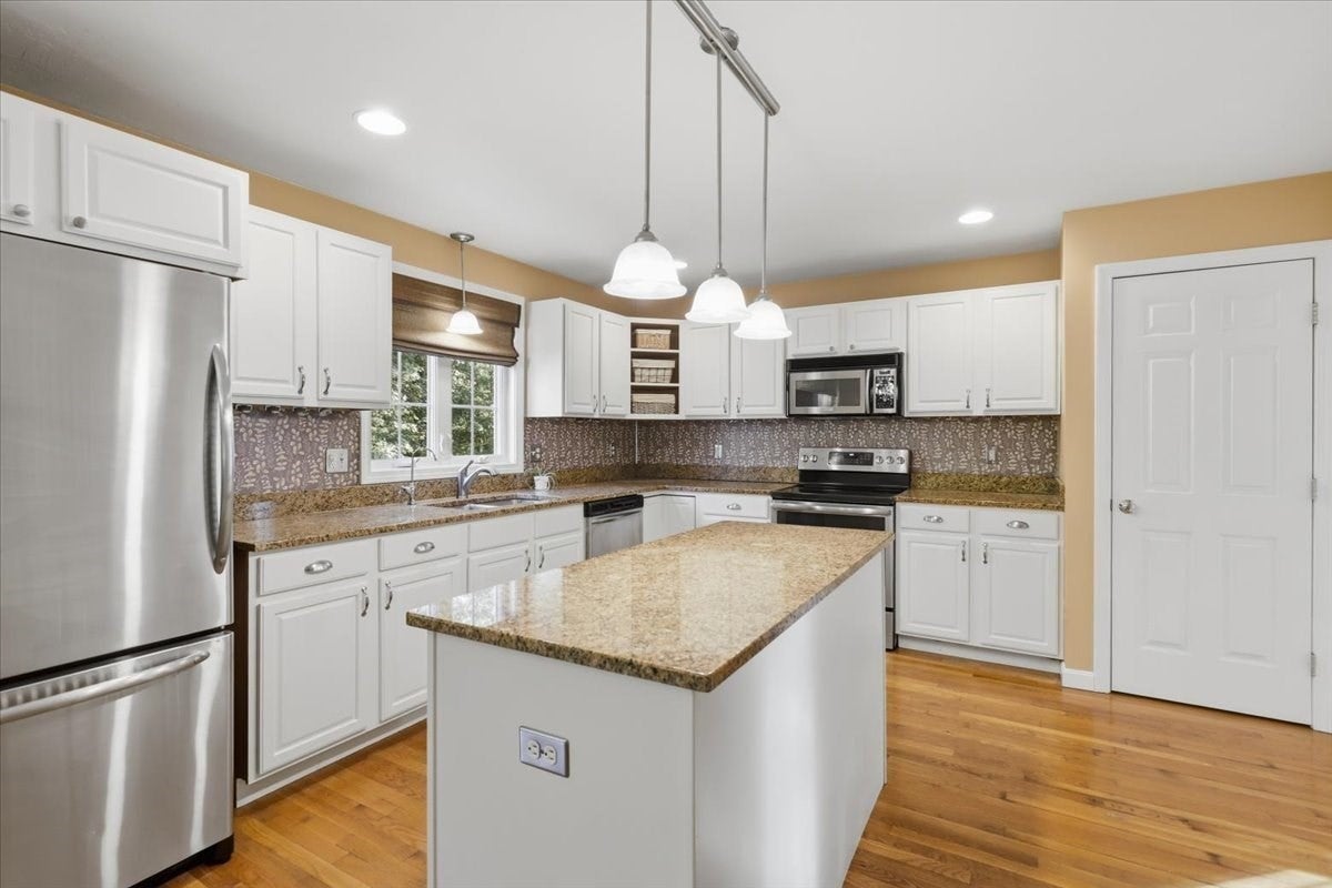 319 Oak St, Swansea, MA, 319 Oak St, Swansea, MA Photo #10