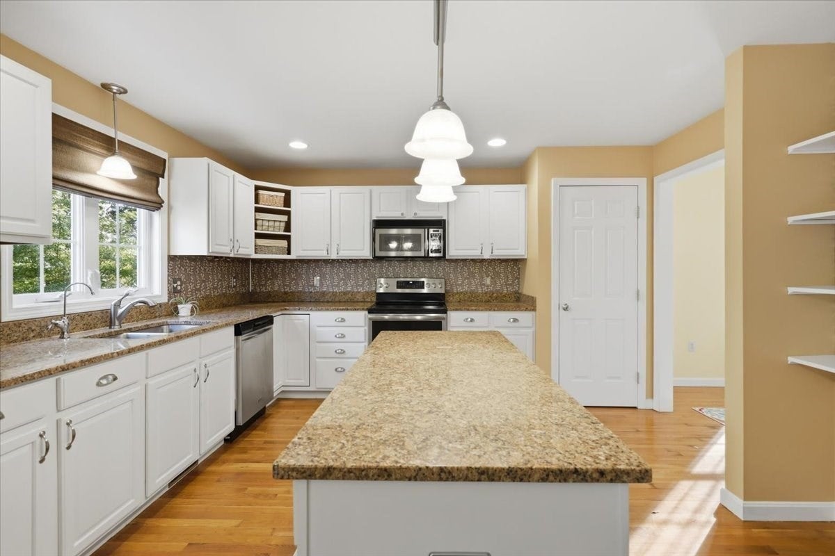 319 Oak St, Swansea, MA, 319 Oak St, Swansea, MA Photo #9