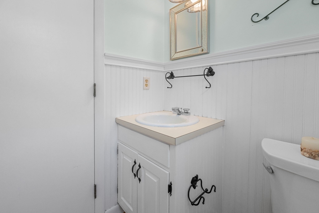 Wellfleet, Massachusetts 02667, United States, 3 Bedrooms Bedrooms, ,2 BathroomsBathrooms,Residential,Pending,158393