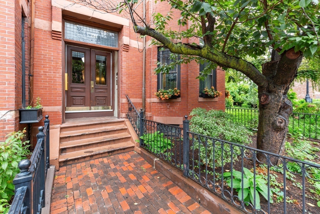 231 W Newton St 3