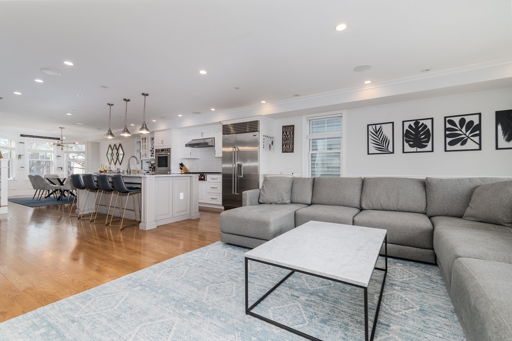 328 W 3rd St 2
