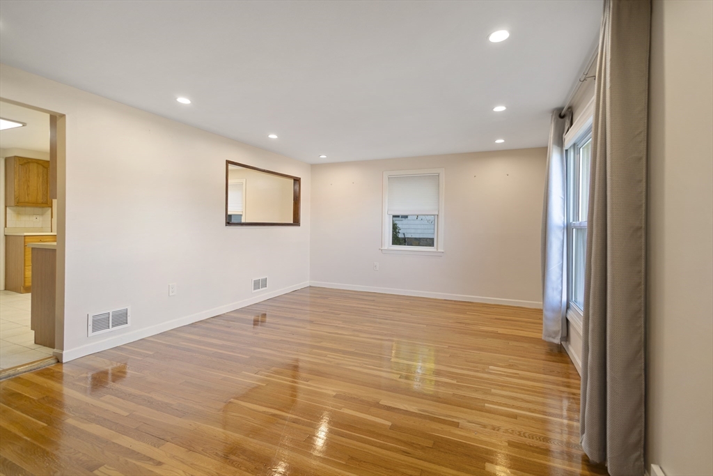 Braintree, Massachusetts 02184, United States, 2 Bedrooms Bedrooms, ,1 BathroomBathrooms,Residential,Active,226823