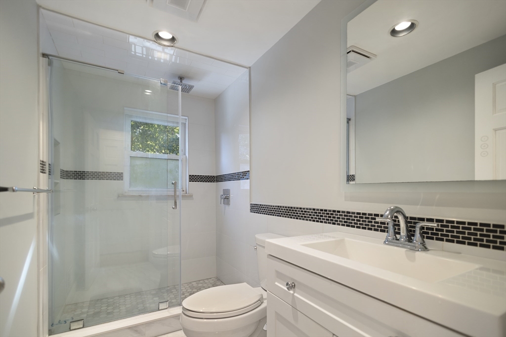 Braintree, Massachusetts 02184, United States, 2 Bedrooms Bedrooms, ,1 BathroomBathrooms,Residential,Active,226823