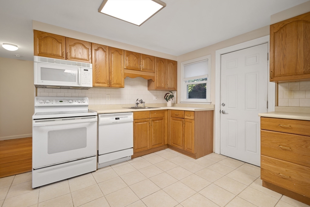 Braintree, Massachusetts 02184, United States, 2 Bedrooms Bedrooms, ,1 BathroomBathrooms,Residential,Active,226823