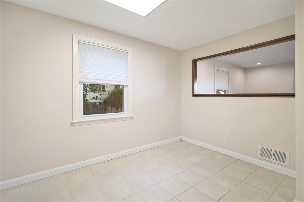 Braintree, Massachusetts 02184, United States, 2 Bedrooms Bedrooms, ,1 BathroomBathrooms,Residential,Active,226823