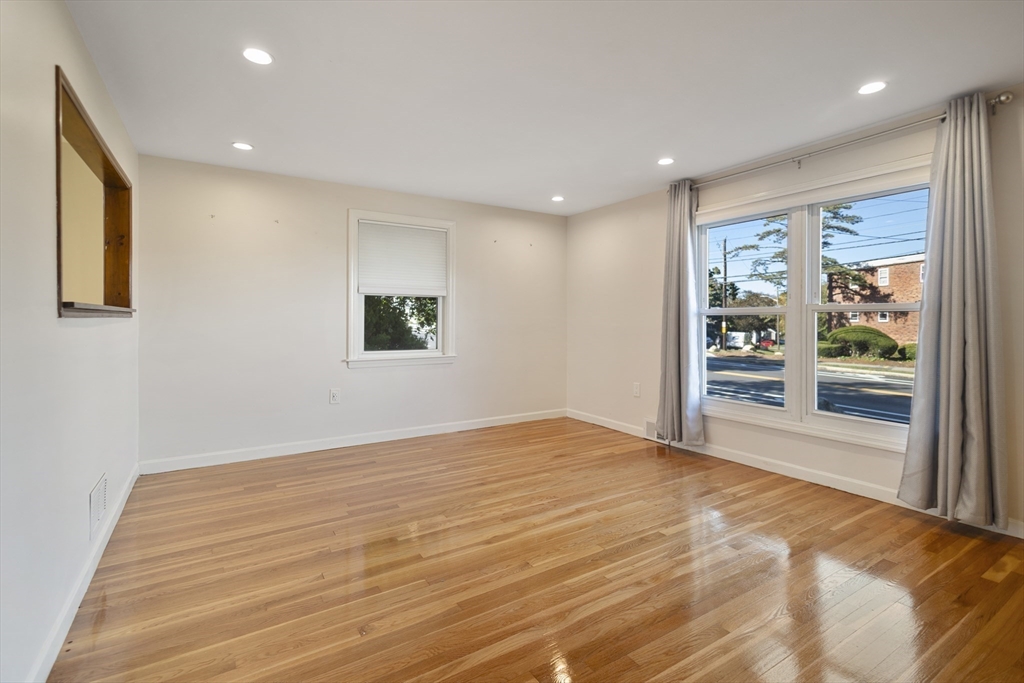 Braintree, Massachusetts 02184, United States, 2 Bedrooms Bedrooms, ,1 BathroomBathrooms,Residential,Active,226823