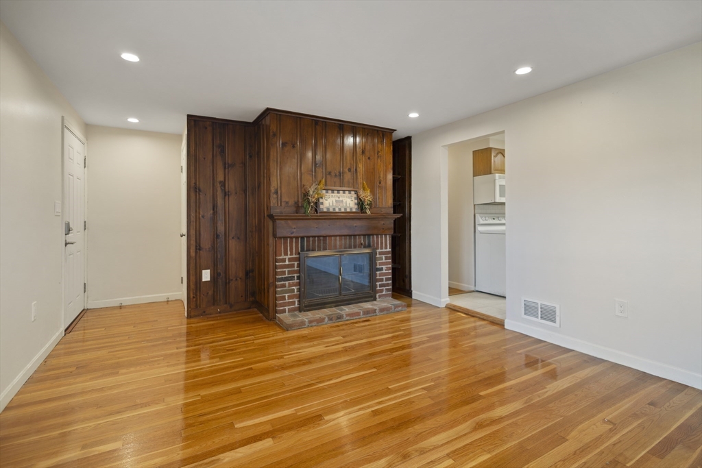 Braintree, Massachusetts 02184, United States, 2 Bedrooms Bedrooms, ,1 BathroomBathrooms,Residential,Active,226823