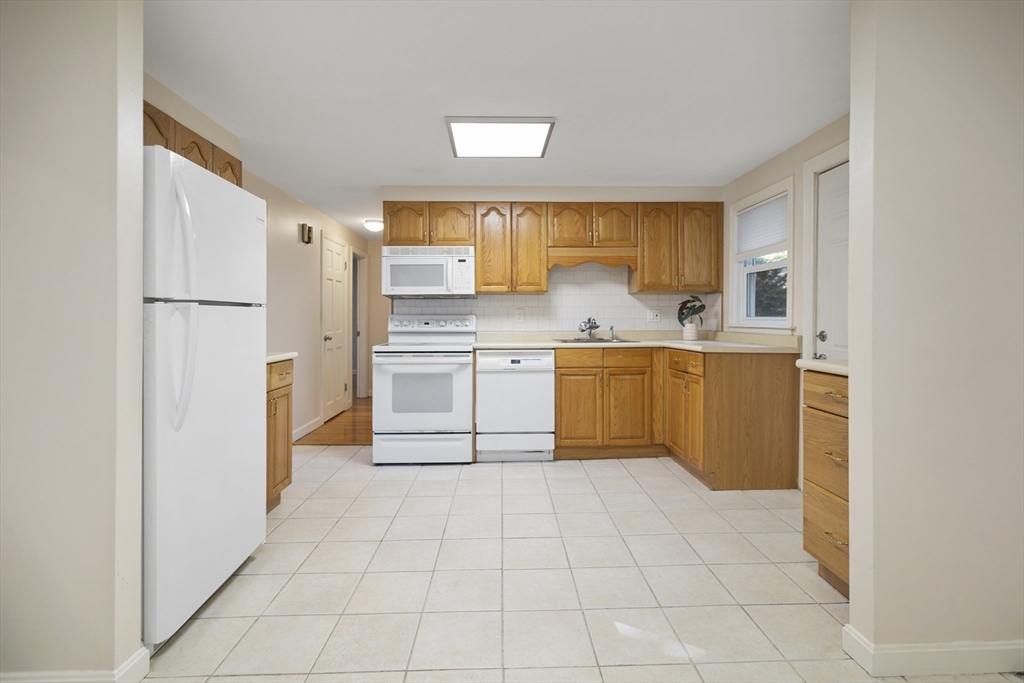 Braintree, Massachusetts 02184, United States, 2 Bedrooms Bedrooms, ,1 BathroomBathrooms,Residential,Active,226823